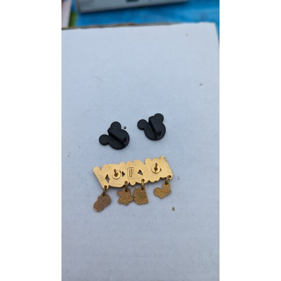 Disney Mickey Mouse Trading Pin With Dangling Body Parts Charms - Picture 3 of 3